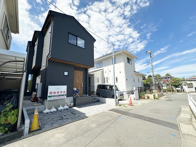 第一種低層住居専用地域の良好な住環境が保たれたエリア。低層の一戸建てを中心とした街並みが整然と続き、周辺は高い建物が建っていないので、採光や開放性に恵まれ、空が広く緑の多い閑静な趣を感じる環境です。